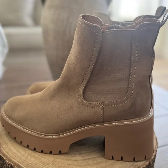 Nwt Women's Block Heel Chelsea Boots Faux Suede Memory Foam Universal Thread - Picture 10 of 12